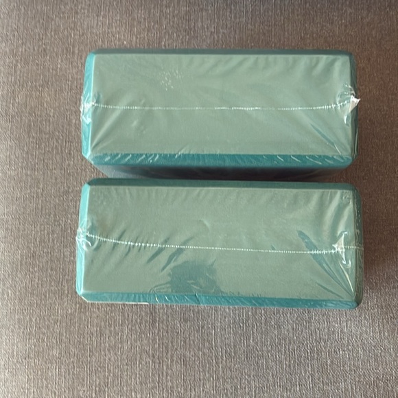 Set of Two Green Yoga Blocks - Picture 4 of 7